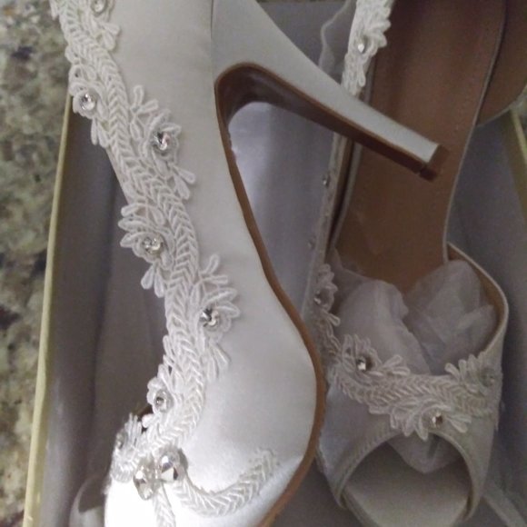 New Wedding White Satin Pumps - Picture 3 of 6
